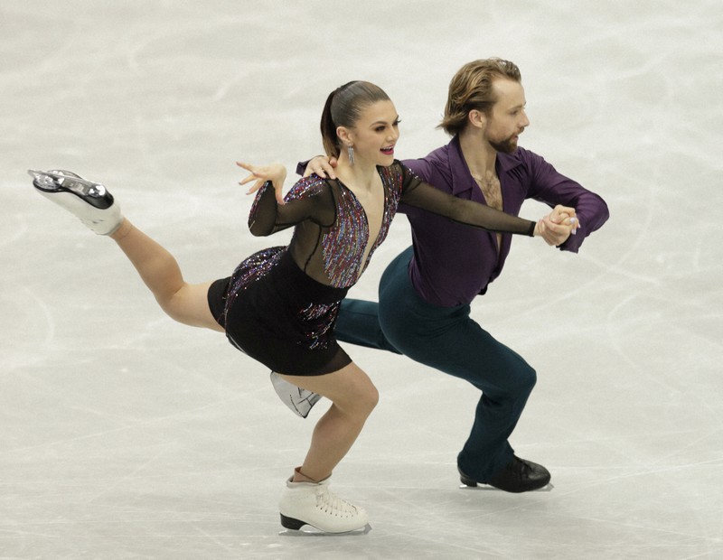 アイスダンスRDで演技する米国のケイトリン・ホワイエク(左)、ジャン リュック・ベイカー組=丸善インテックアリーナ大阪で2021年4月15日、AP