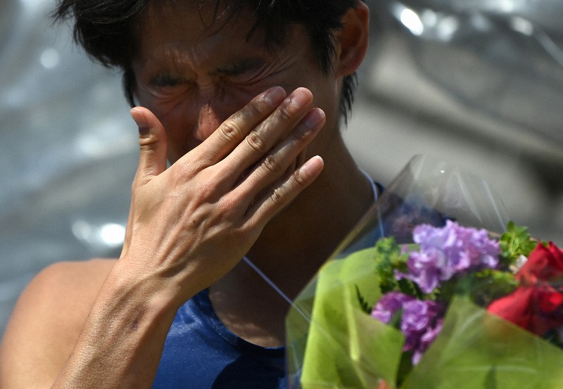 日本選手権男子50キロ競歩で優勝し、東京五輪出場を決めて感極まる丸尾知司=石川県輪島市で2021年4月11日、久保玲撮影