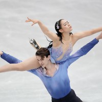 アイスダンスフリーで演技する小松原美里（上）、小松原尊組＝丸善インテックアリーナ大阪で2021年4月16日（代表撮影）