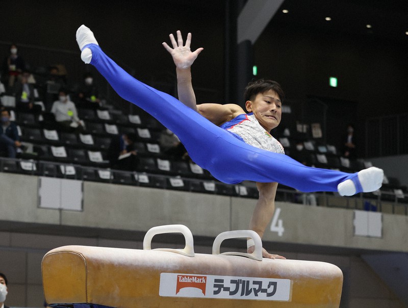 あん馬で華麗な演技を見せる北園丈琉=高崎アリーナで2021年4月16日(代表撮影)