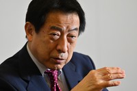 インタビューに答える塩崎恭久・元厚生労働相＝衆院第1議員会館で2021年2月19日、大西岳彦撮影