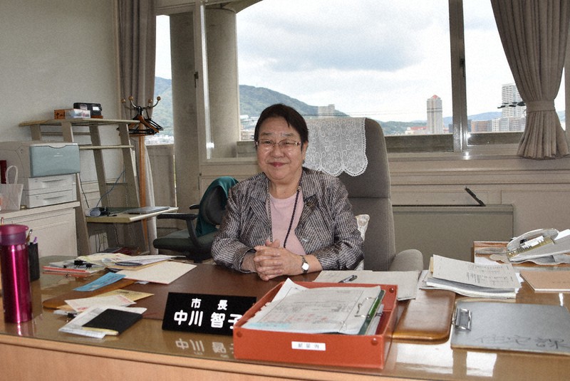 18日に退任し、政治家からも引退する中川智子市長=兵庫県宝塚市役所で2021年4月14日午前11時46分、土居和弘撮影
