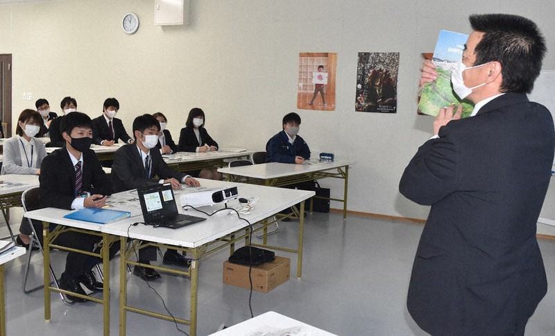 災害対応の研修を受ける益城町の新人職員たち