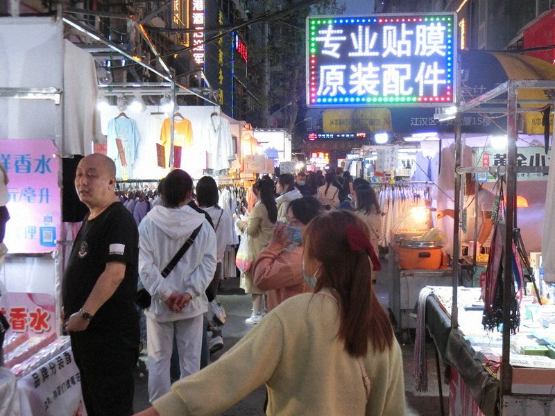 大勢の買い物客でにぎわう江漢路=中国湖北省武漢で2021年4月8日午後6時41分、小倉祥徳撮影