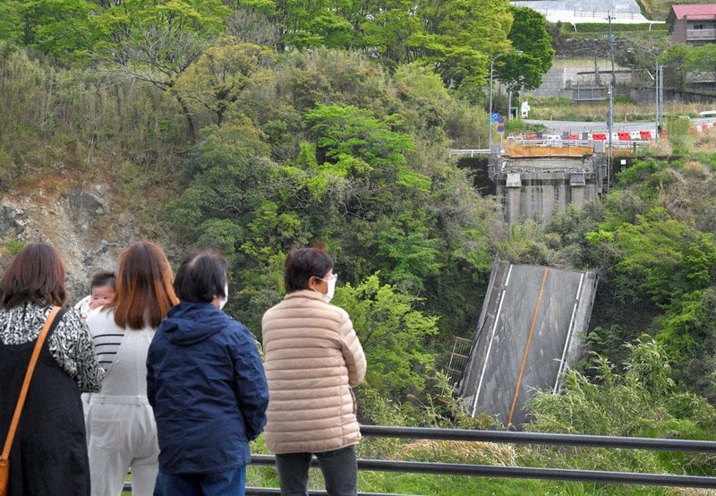 熊本地震の本震で崩落した旧阿蘇大橋の橋桁の一部(右奥)が、当時のまま今も残る斜面。発生から5年が経過した16日、多くの人たちが訪れていた=熊本県南阿蘇村で2021年4月16日午後1時4分、平川義之撮影