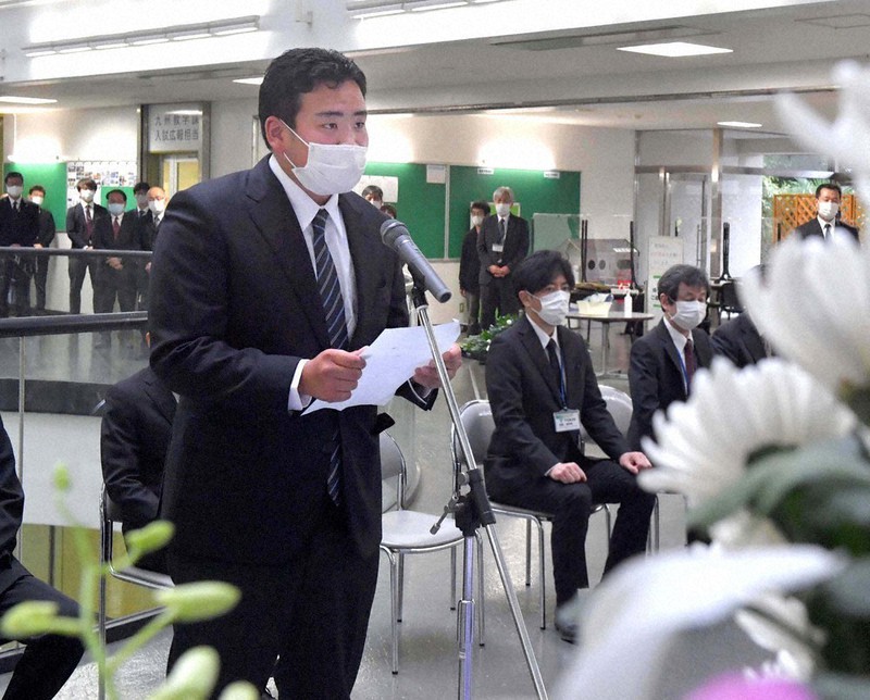 東海大熊本キャンパスで開かれた追悼式に学生代表として参列し、追悼の言葉を述べる東海大の学生らの団体「阿蘇の灯」前代表の野田良多さん=熊本市東区で2021年4月16日午後5時21分、平川義之撮影