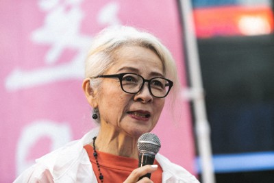 街頭演説会「れいわ祭」で司会をする木内みどりさん＝東京・新橋駅前で2019年7月19日、れいわ新選組提供