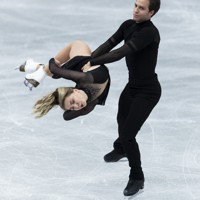 アイスダンスフリーで演技をするフランスのアデリナ・ガリャビュワ、ルイ・トーロン組＝丸善インテックアリーナ大阪で2021年4月16日、AP