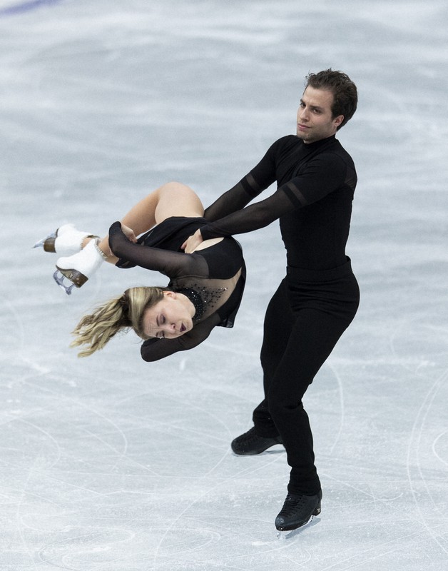 アイスダンスフリーで演技をするフランスのアデリナ・ガリャビュワ、ルイ・トーロン組＝丸善インテックアリーナ大阪で2021年4月16日、AP