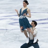 アイスダンスフリーで演技をするイタリアのシャルレーヌ・ギニャール、マルコ・ファブリ組＝丸善インテックアリーナ大阪で2021年4月16日、AP
