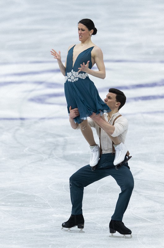 アイスダンスフリーで演技をするイタリアのシャルレーヌ・ギニャール、マルコ・ファブリ組＝丸善インテックアリーナ大阪で2021年4月16日、AP
