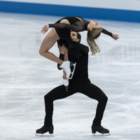 アイスダンスフリーで演技をするフランスのアデリナ・ガリャビュワ、ルイ・トーロン組＝丸善インテックアリーナ大阪で2021年4月16日、AP