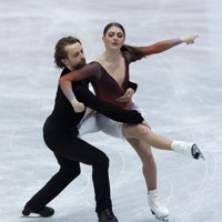 アイスダンスフリーで演技をする米国のケイトリン・ホワイエク、ジャン リュック・ベイカー組＝丸善インテックアリーナ大阪で2021年4月16日、AP