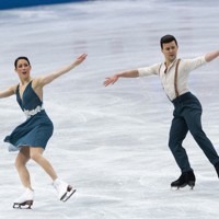 アイスダンスフリーで演技をするイタリアのシャルレーヌ・ギニャール、マルコ・ファブリ組＝丸善インテックアリーナ大阪で2021年4月16日、AP