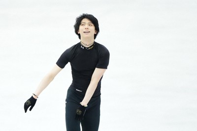 エキシビションの練習で4回転アクセルに何度も挑戦した羽生結弦は笑顔で練習を終える＝丸善インテックアリーナ大阪で2021年4月17日（代表撮影）