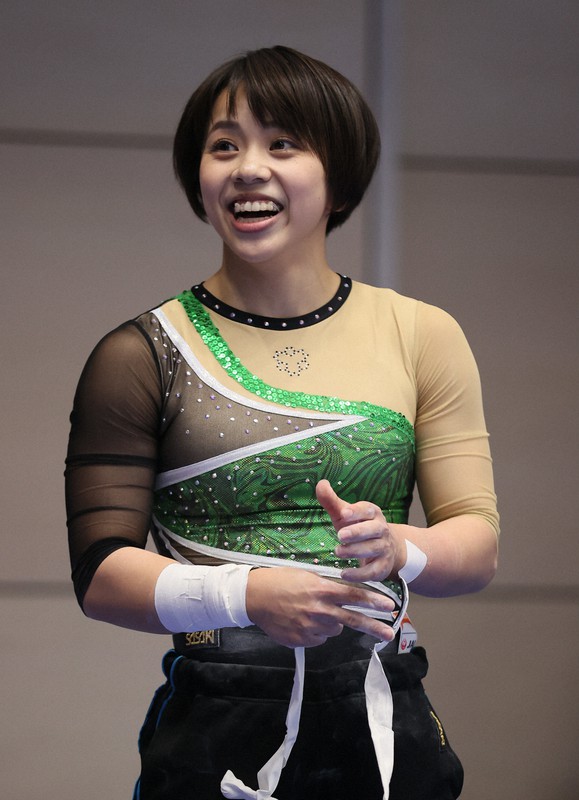 全日本体操個人総合選手権の女子予選、すべての演技を終えて笑顔を見せる村上茉愛=群馬・高崎アリーナで2021年4月15日(代表撮影)