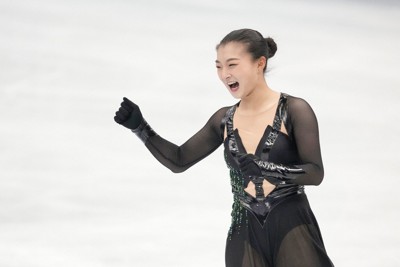 女子フリーの演技を終え、ガッツポーズする坂本花織＝丸善インテックアリーナ大阪で2021年4月17日（代表撮影）