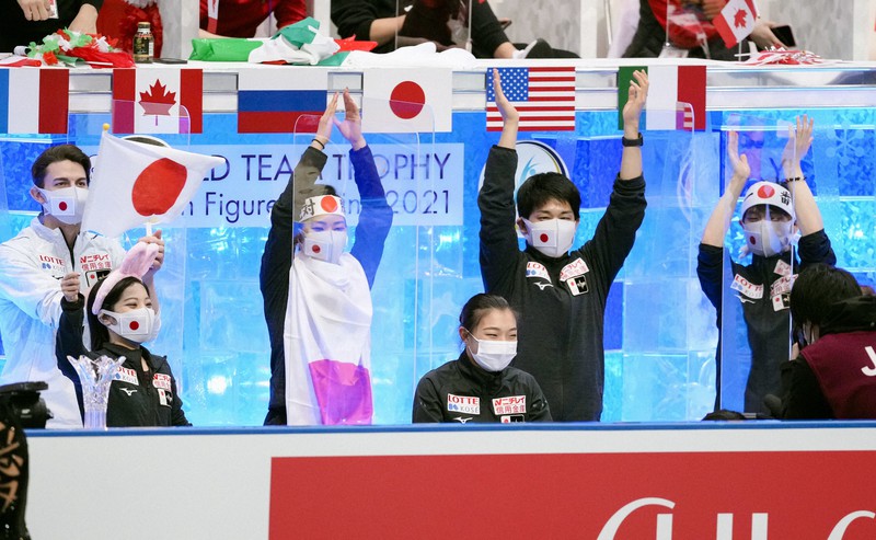 女子フリーの演技を終え、キス・アンド・クライで笑顔の坂本花織(中央)ら日本チーム=丸善インテックアリーナ大阪で2021年4月17日(代表撮影)