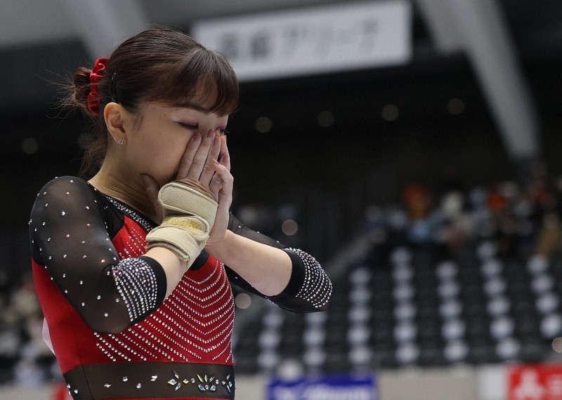 床運動の演技後、手で顔を覆う寺本明日香=群馬・高崎アリーナで2021年4月17日(代表撮影)