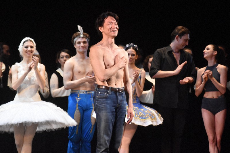 50歳の記念公演を終えて、観客の拍手に応える岩田守弘さん(手前)=ロシア中部のニジニノブゴロドで2021年4月8日、前谷宏撮影