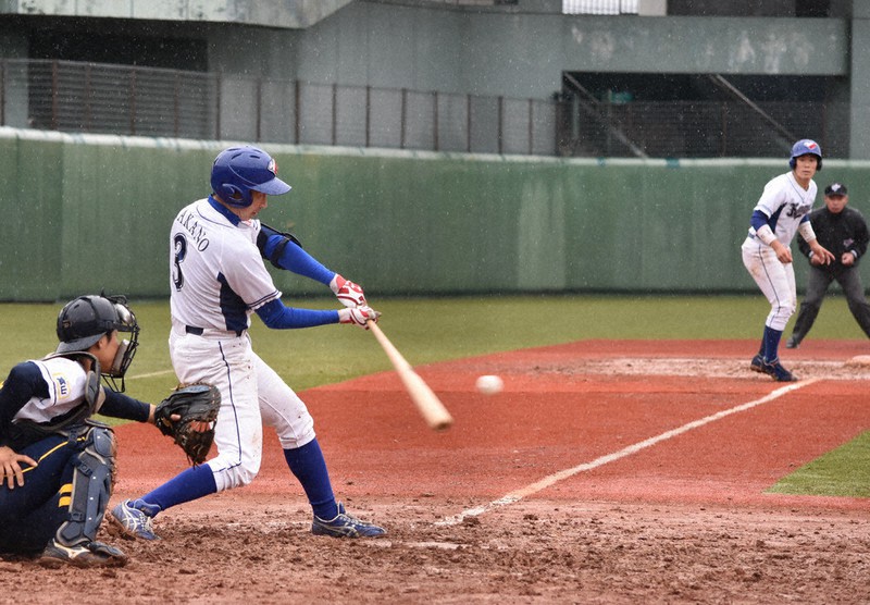 【ハードボールクラブ金沢-ロキテクノ富山】五回表HBC金沢2死満塁、中野の適時打で能崎が生還、3点目=富山市下飯野の市民球場で2021年4月17日、青山郁子撮影
