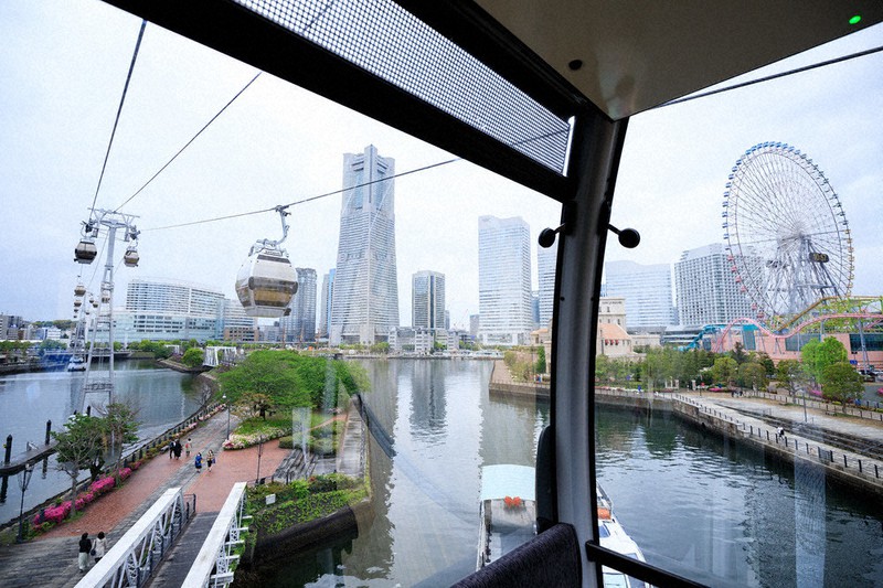 横浜市のみなとみらい21地区を東西に貫くロープウエー「YOKOHAMA AIR CABIN」=横浜市中区で17日、吉田航太撮影