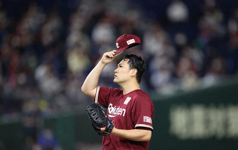 【日本ハム-楽天】四回裏日本ハム1死、大田に安打を許した後、マウンドで汗を拭って帽子をかぶり直す楽天の先発・田中将=東京ドームで2021年4月17日、佐々木順一撮影