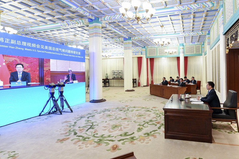 中国の韓正副首相(右端)とオンラインで協議するケリー米大統領特使(画面右)=北京で2021年4月16日、新華社AP