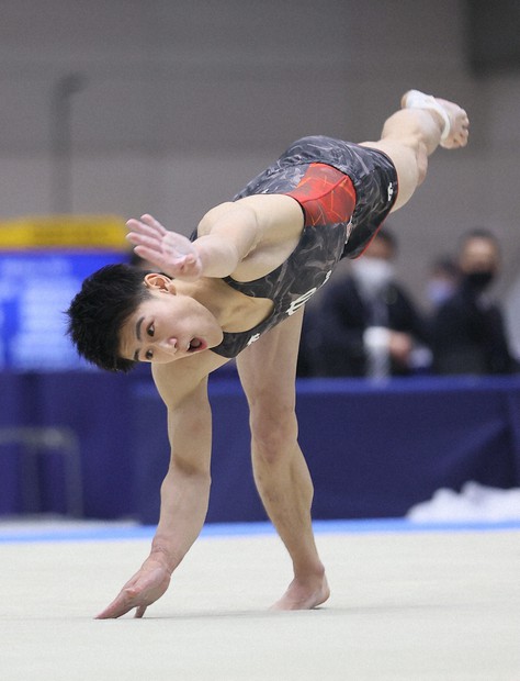 橋本「笑って終わりたい」万感のガッツポーズ 体操全日本選手権 | 毎日新聞