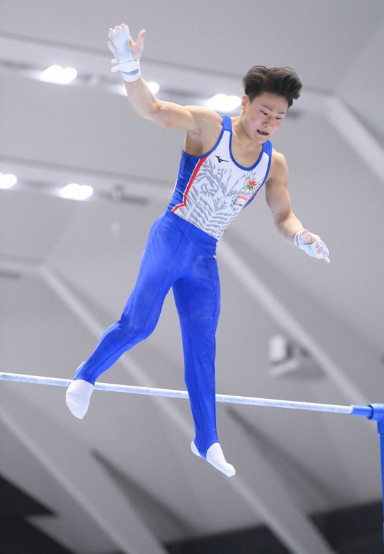 鉄棒から落下する北園丈琉=群馬県高崎市の高崎アリーナで2021年4月18日(代表撮影)