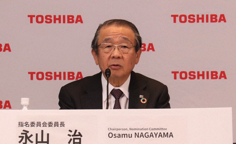 オンライン記者会見に指名委員会委員長として登壇した東芝の永山治・社外取締役=2021年4月14日、東芝提供