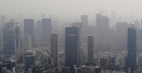 大阪・梅田のビル群。左端が2020年4月に積水ハウスの株主総会が行われた梅田スカイビル＝大阪市内で2021年3月30日午前9時37分、本社ヘリから