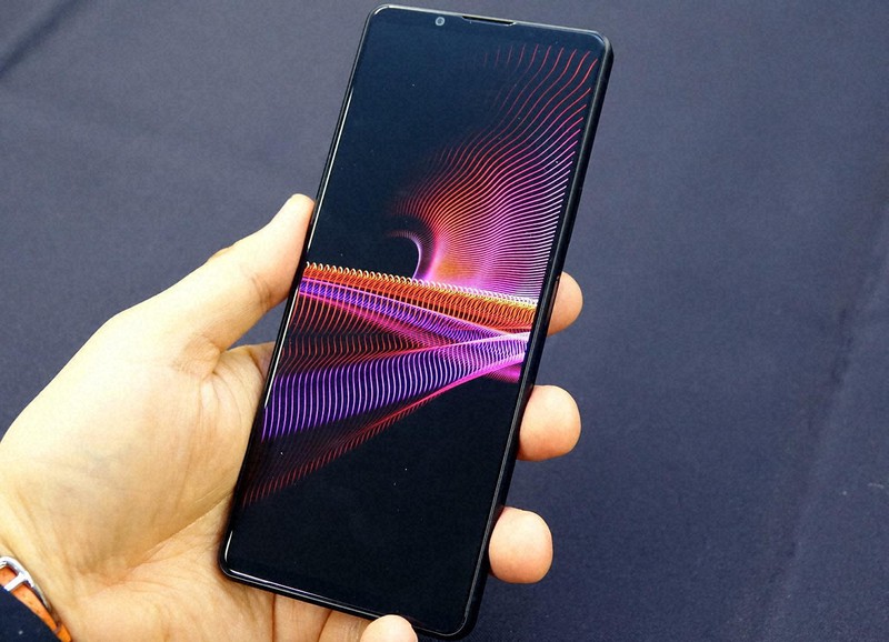 世界初の可変式望遠レンズを搭載した「エクスペリア1 III」