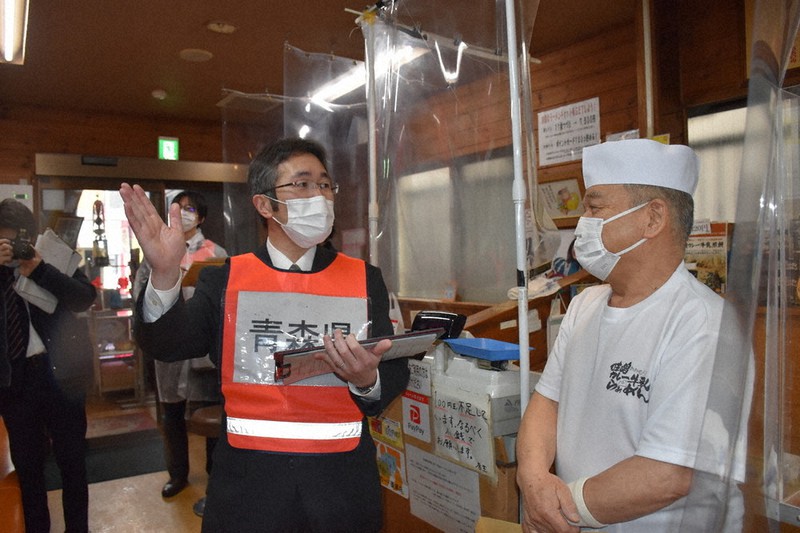 飲食店で感染対策について県職員から聞き取りを受ける店主=青森市古川のラーメン店「味の札幌 大西」で2021年4月17日、江沢雄志撮影