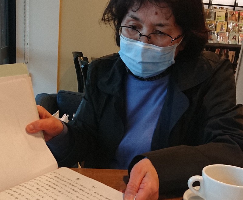 陸前高田市役所新庁舎の敷地内に犠牲職員の刻銘板を設置しようと活動する柏崎美保子さん=岩手県陸前高田市で2021年4月16日、中尾卓英撮影