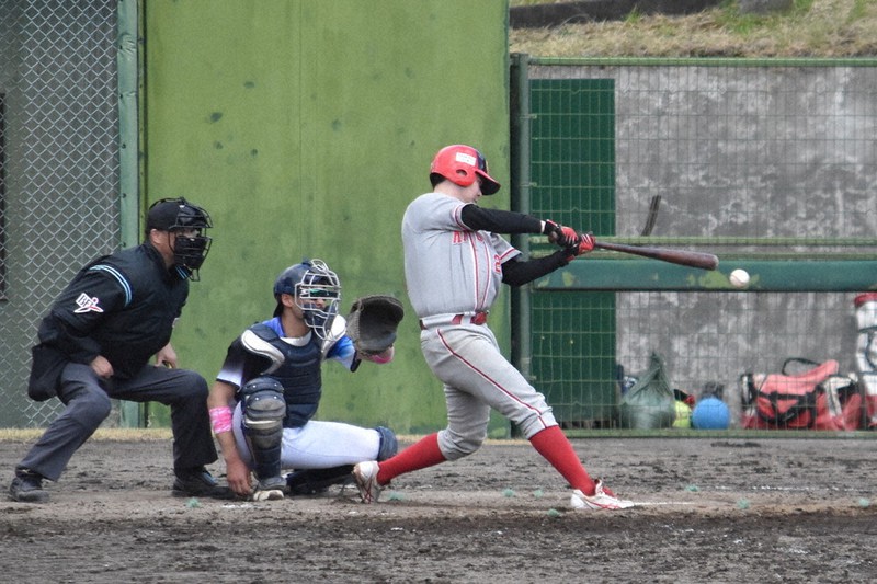 【久慈クラブ-新庄球友クラブ】六回裏新庄球友クラブ無死三塁、4番野尻の内野ゴロで1点を返す=岩手県一関東山町の東山球場で2021年4月18日、山田豊撮影