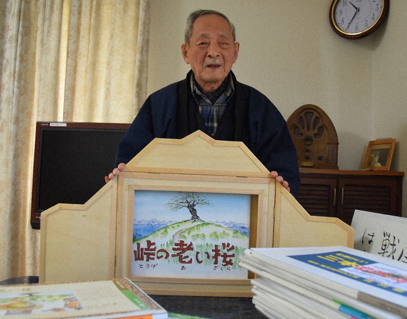紙芝居を紹介する北川鎭さん=群馬県伊勢崎市境島村で2021年3月18日、大澤孝二撮影