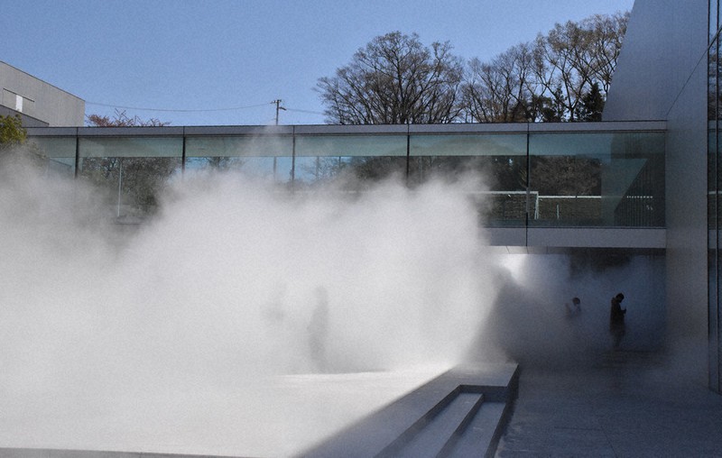 中谷芙二子さん作の「霧の彫刻」=長野市箱清水の県立美術館で2021年4月15日、皆川真仁撮影