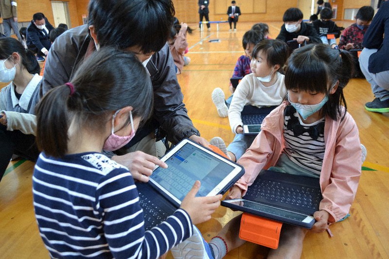 タブレット端末の使い方を教わる子どもたち=京都府宮津市立吉津小で、松野和生撮影