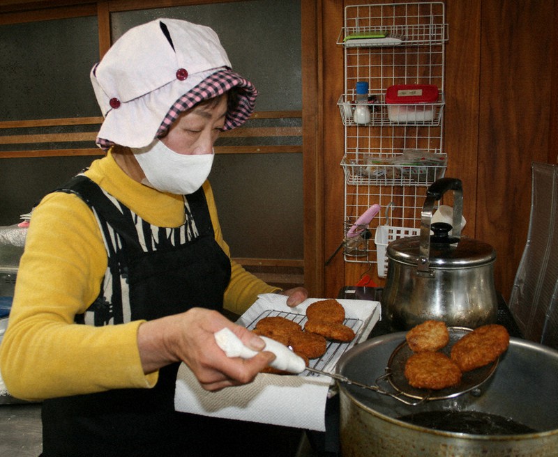 「味間いもコロッケ」を揚げる安田淑子さん=奈良県田原本町で3月、堀川剛護撮影