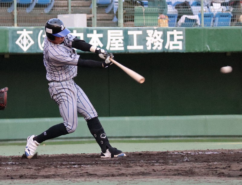 【日本製鉄かずさマジック-JFE西日本】八回裏JFE西日本無死、田中が3打席連続の安打を中前へ運ぶ=岡山県倉敷市中庄のマスカットスタジアムで、堤浩一郎撮影