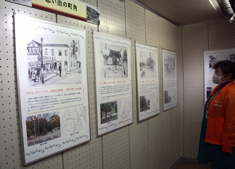 挿絵の原画と現在地の写真が並ぶ展示会場=広島市南区で、宇城昇撮影