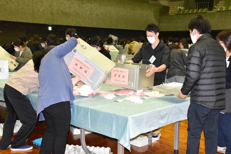 丸亀市長選 丸亀市議選 開票作業 深夜まで 市長選 現新２氏激しく競る 香川 毎日新聞