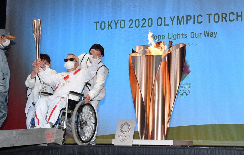 車椅子に乗って聖火台に火をともした松本常二さん=高松市で、代表撮影