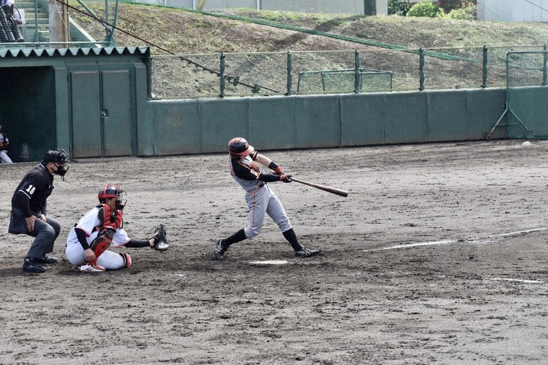 【BANベースボールクラブ-嘉麻市バーニングヒーローズ】四回表2死一、二塁、2点適時打を放つ安藤