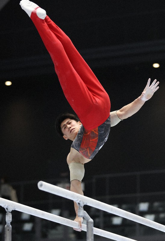 全日本体操個人総合選手権で優勝した橋本の平行棒の演技=代表撮影