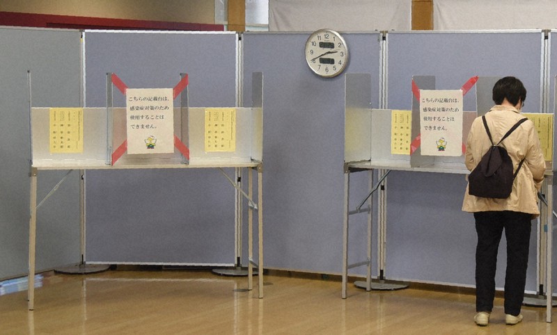 参院長野選挙区補選で、密集対策のため利用を制限した投票記載台=長野市役所で2021年4月9日、鈴木英世撮影