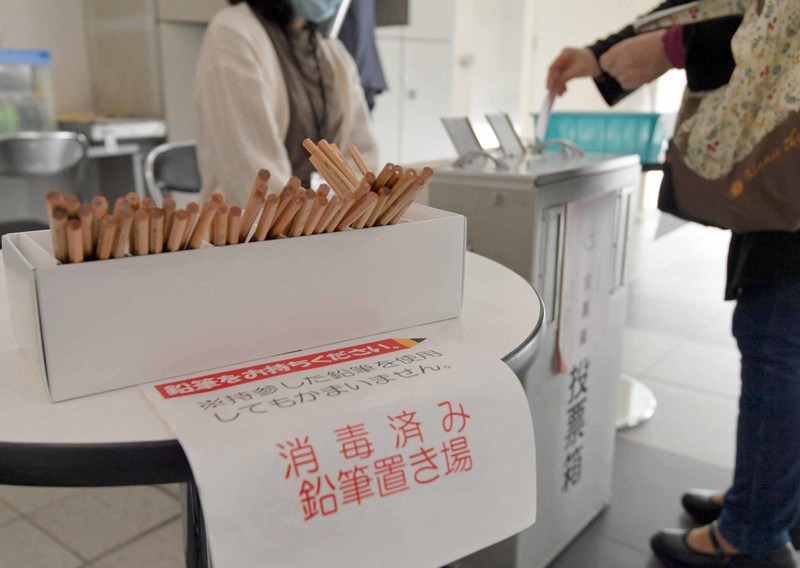 消毒した鉛筆が用意された福岡県知事選の期日前投票所=福岡市中央区の福岡市役所で2021年4月6日、平川義之撮影