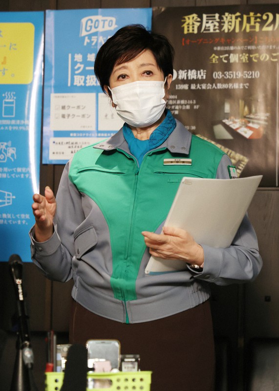 飲食店の感染対策の状況を視察後、報道陣の取材に応じる東京都の小池百合子知事=東京都新宿区で2021年4月19日午後5時3分(代表撮影)