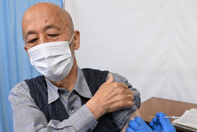 新型コロナウイルスワクチンの接種を受ける高齢者＝東京都八王子市で2021年4月12日、大西岳彦撮影